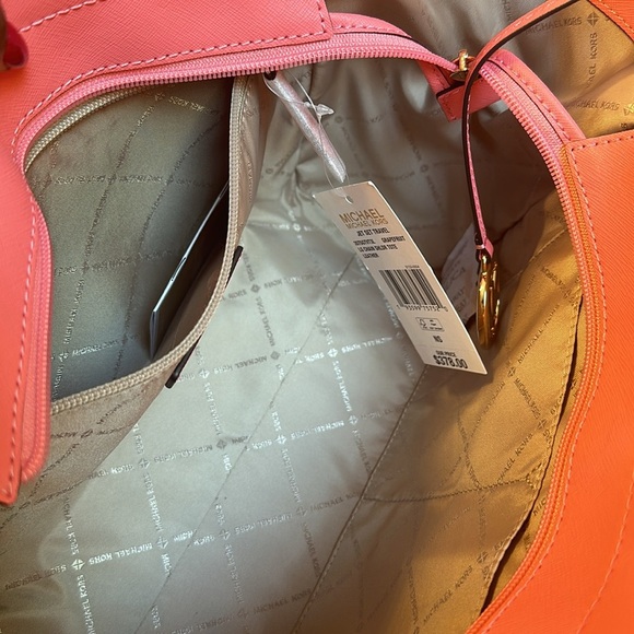 NWT Michael kors Jet set travel purse! Comes with dust bag. Retails $378. Pink! - Picture 4 of 8